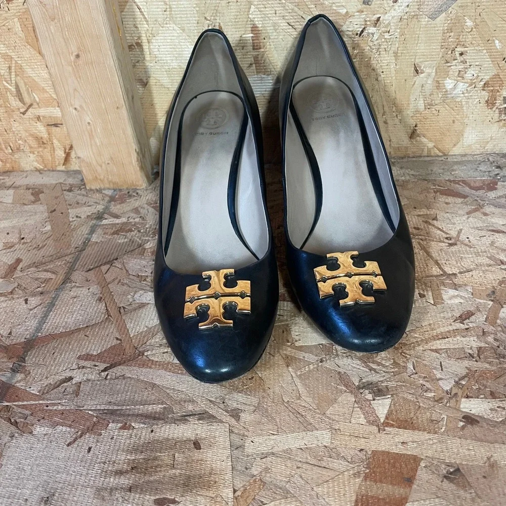 Tory Burch Block Heel Pumps Womens Size 9.5 Janey Black Gold Logo Leather Heels